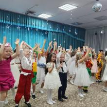Новогодний утренник в группе "Божья коровка"