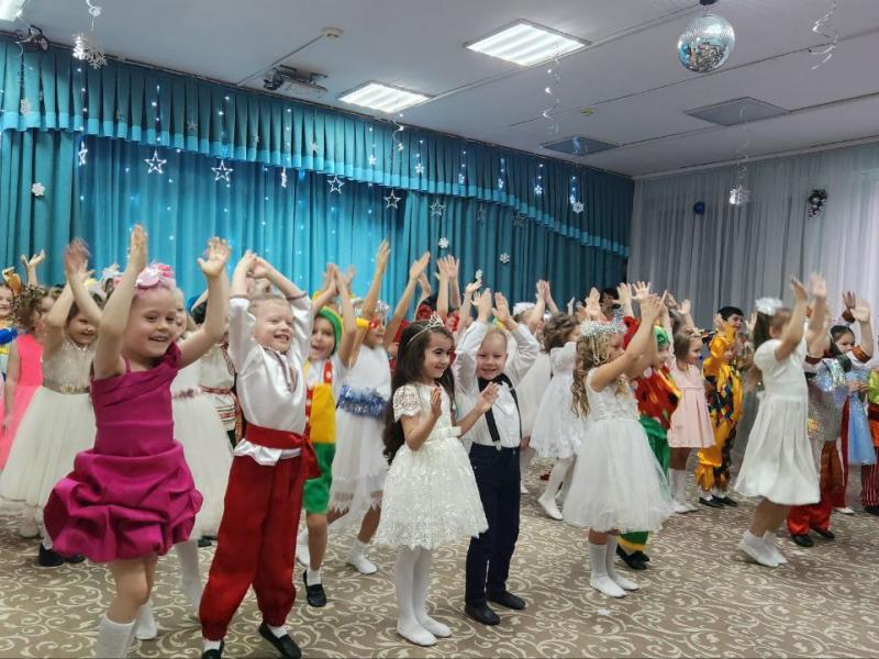 Новогодний утренник в группе "Божья коровка"