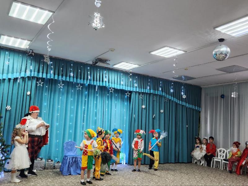 Новогодний утренник в группе "Божья коровка"