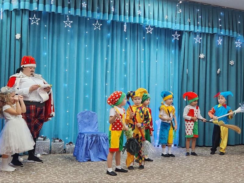Новогодний утренник в группе "Божья коровка"