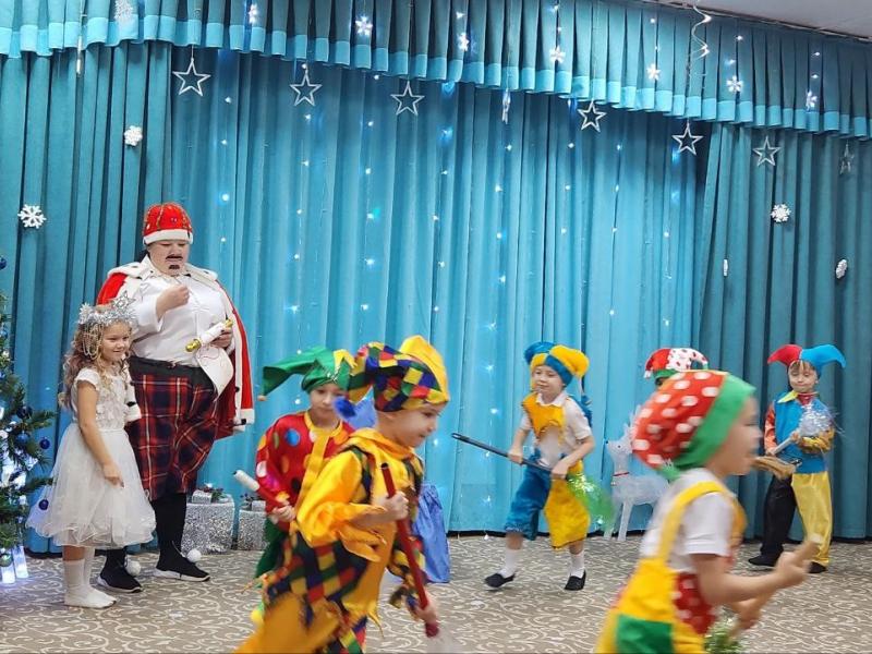 Новогодний утренник в группе "Божья коровка"