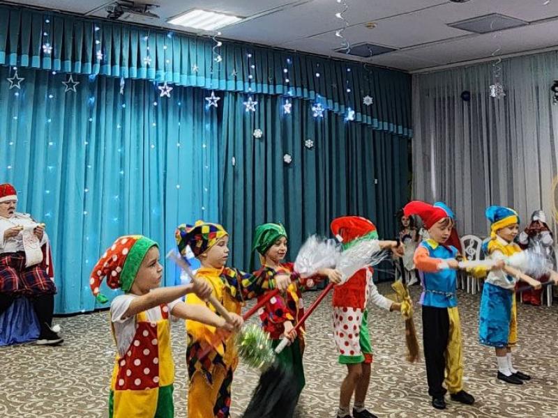 Новогодний утренник в группе "Божья коровка"