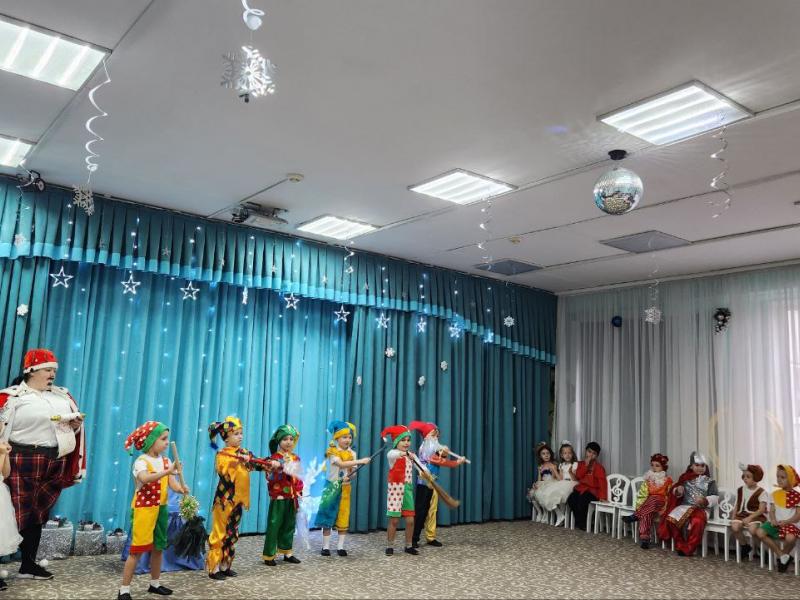 Новогодний утренник в группе "Божья коровка"