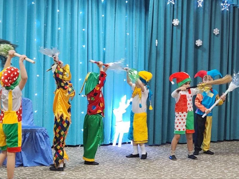 Новогодний утренник в группе "Божья коровка"