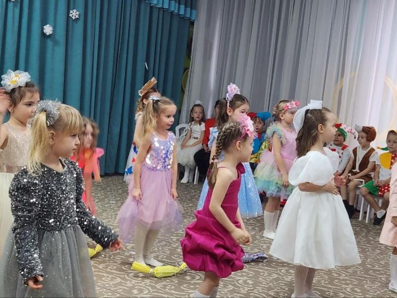 Новогодний утренник в группе "Божья коровка"