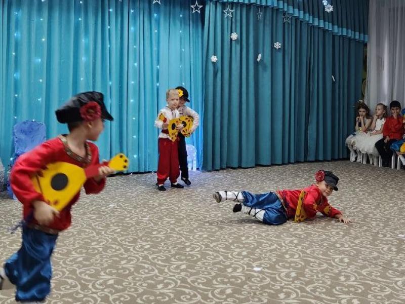 Новогодний утренник в группе "Божья коровка"