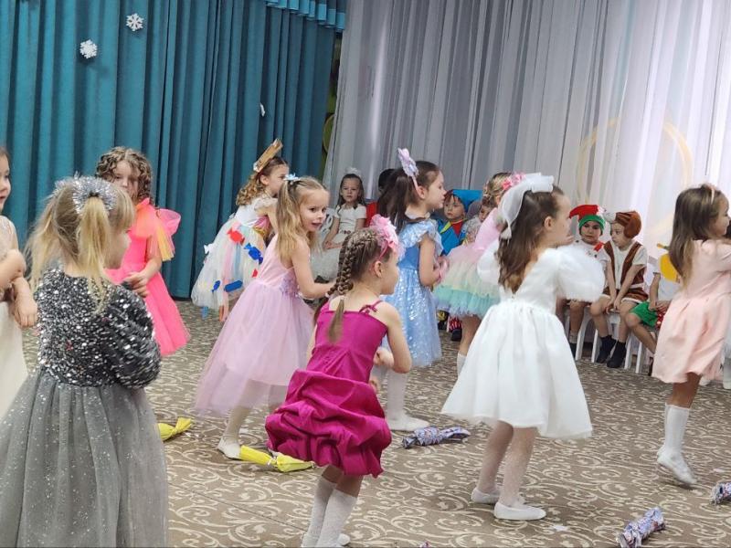 Новогодний утренник в группе "Божья коровка"