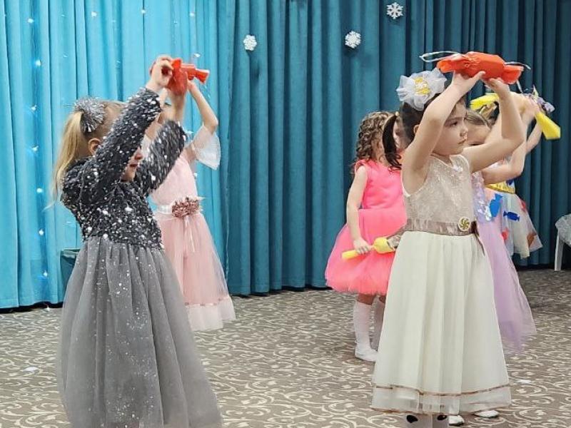 Новогодний утренник в группе "Божья коровка"