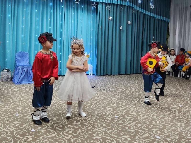 Новогодний утренник в группе "Божья коровка"