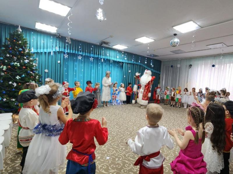Новогодний утренник в группе "Божья коровка"