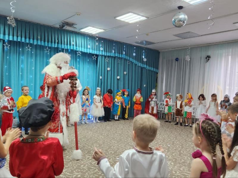 Новогодний утренник в группе "Божья коровка"