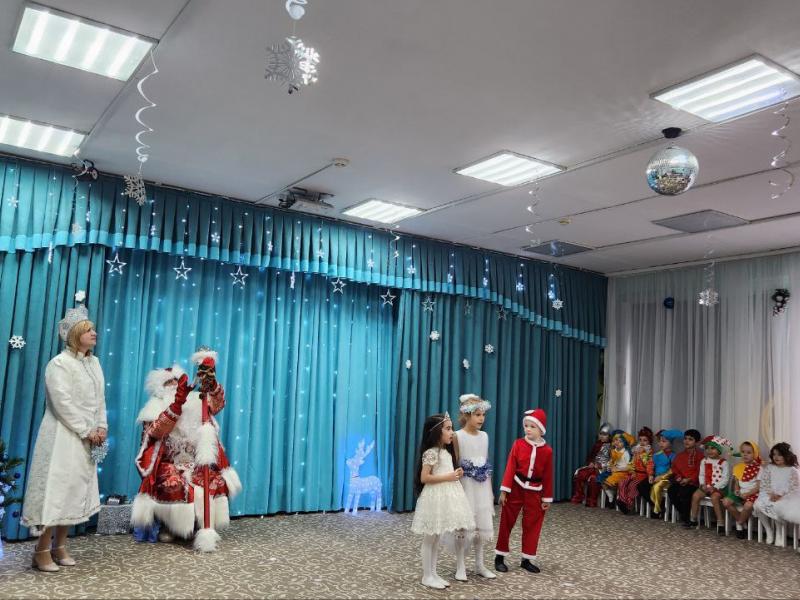Новогодний утренник в группе "Божья коровка"