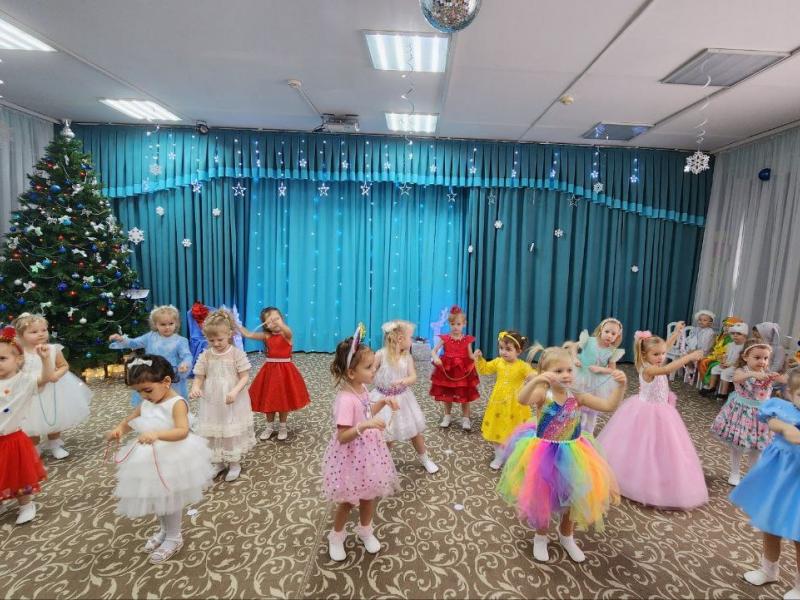 Новогодний утренник в группе "Семицветик"