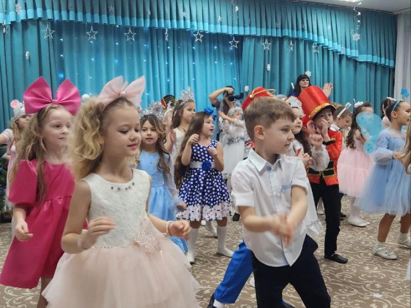 Новогодний утренник в группе " Солнышко"