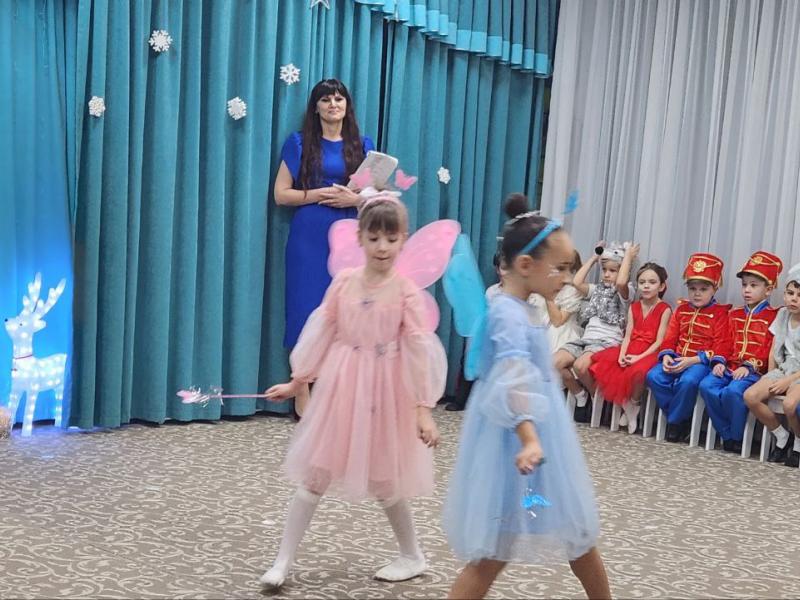 Новогодний утренник в группе " Солнышко"