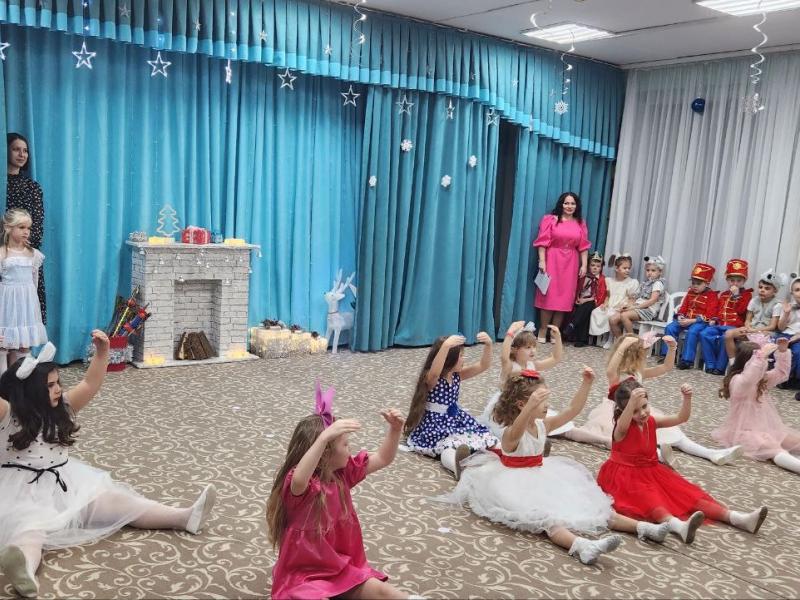Новогодний утренник в группе " Солнышко"