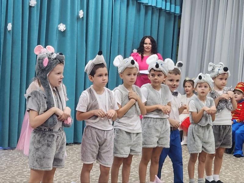Новогодний утренник в группе " Солнышко"