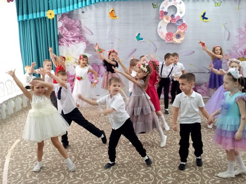 Праздник 8 марта гр. "Божья коровка"