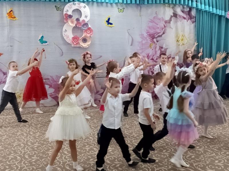 Праздник 8 марта гр. "Божья коровка"