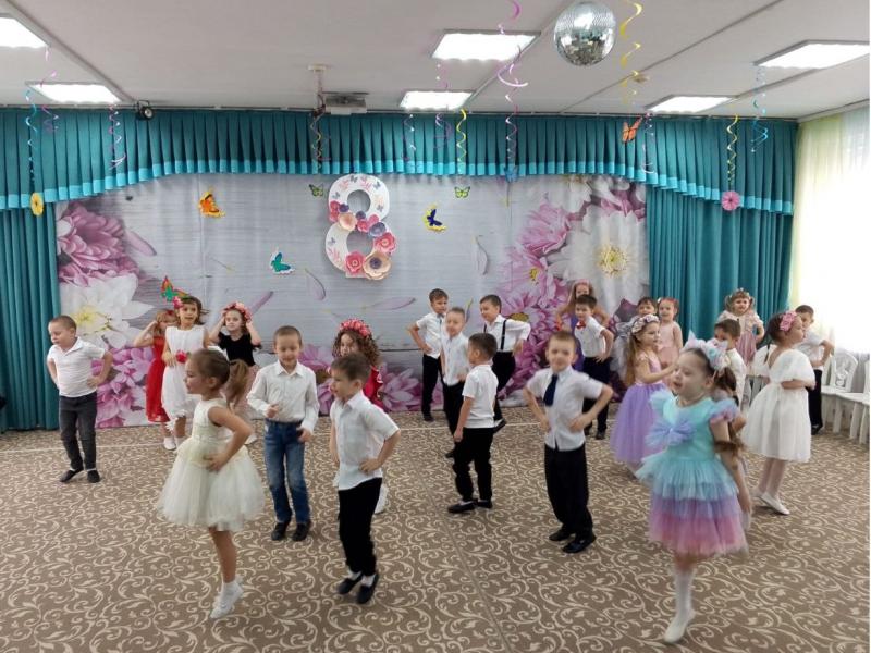 Праздник 8 марта гр. "Божья коровка"