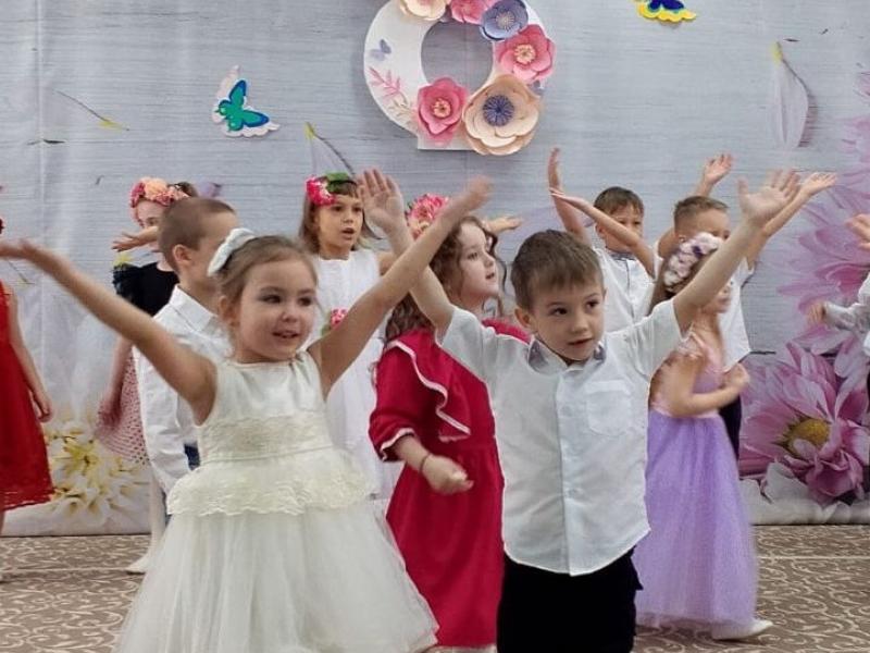 Праздник 8 марта гр. "Божья коровка"