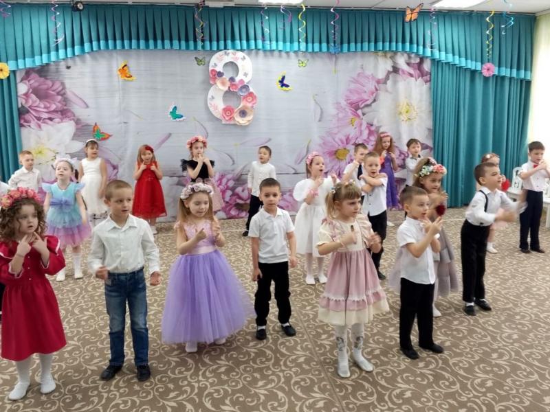 Праздник 8 марта гр. "Божья коровка"