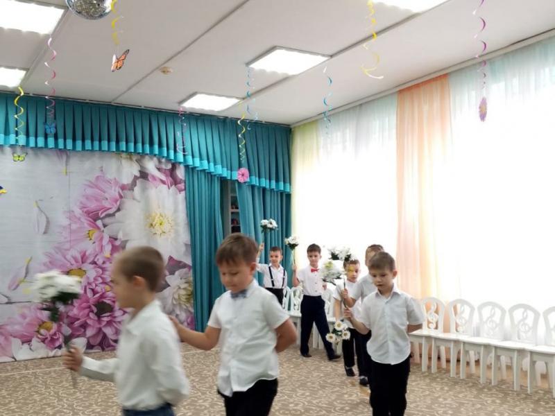 Праздник 8 марта гр. "Божья коровка"